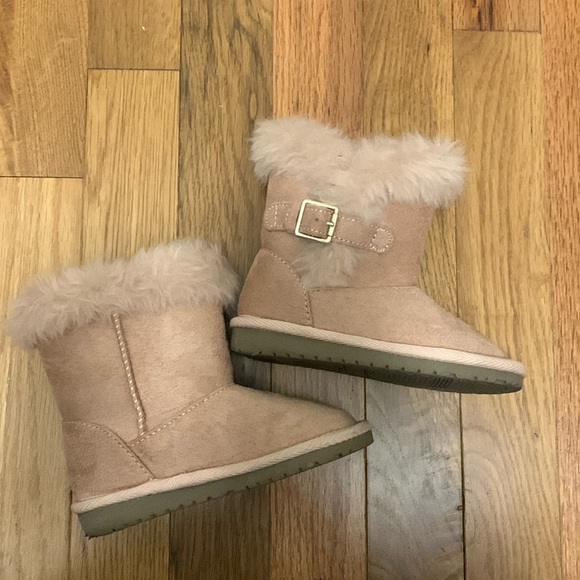 Pale pink girls size 6 fluffy boots - Picture 1 of 3